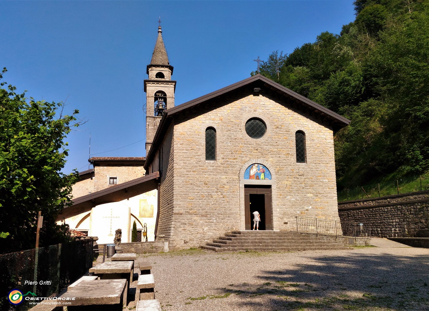 28 Al Santruario della Madonna del Perello (ingresso est con ampio piazzale).jpg